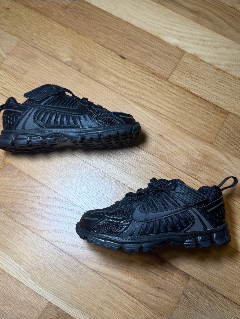 Nike Kids Black Vomero 5 Sneakers – Size 9C – EU 26 - Picture 5 of 8